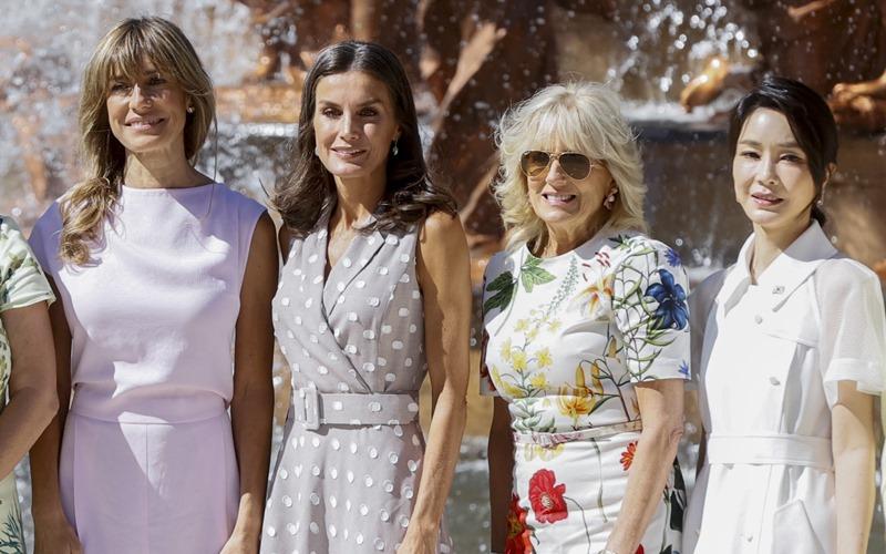 La Première dame Kim Keon Hee prend une photo avec les épouses des dirigeants participant au sommet de l’Otan au palais royal de la Granja de San Ildefonso près de Ségovie, au nord-ouest de Madrid, le 29 juin. De gauche à droite : l'épouse du Premier ministre espagnol Pedro Sanchez, la reine d'Espagne Letizia Ortiz Rocasolano, la Première dame américaine Jill Biden et la Première dame Kim Keon Hee. Ⓒ Yonhap News