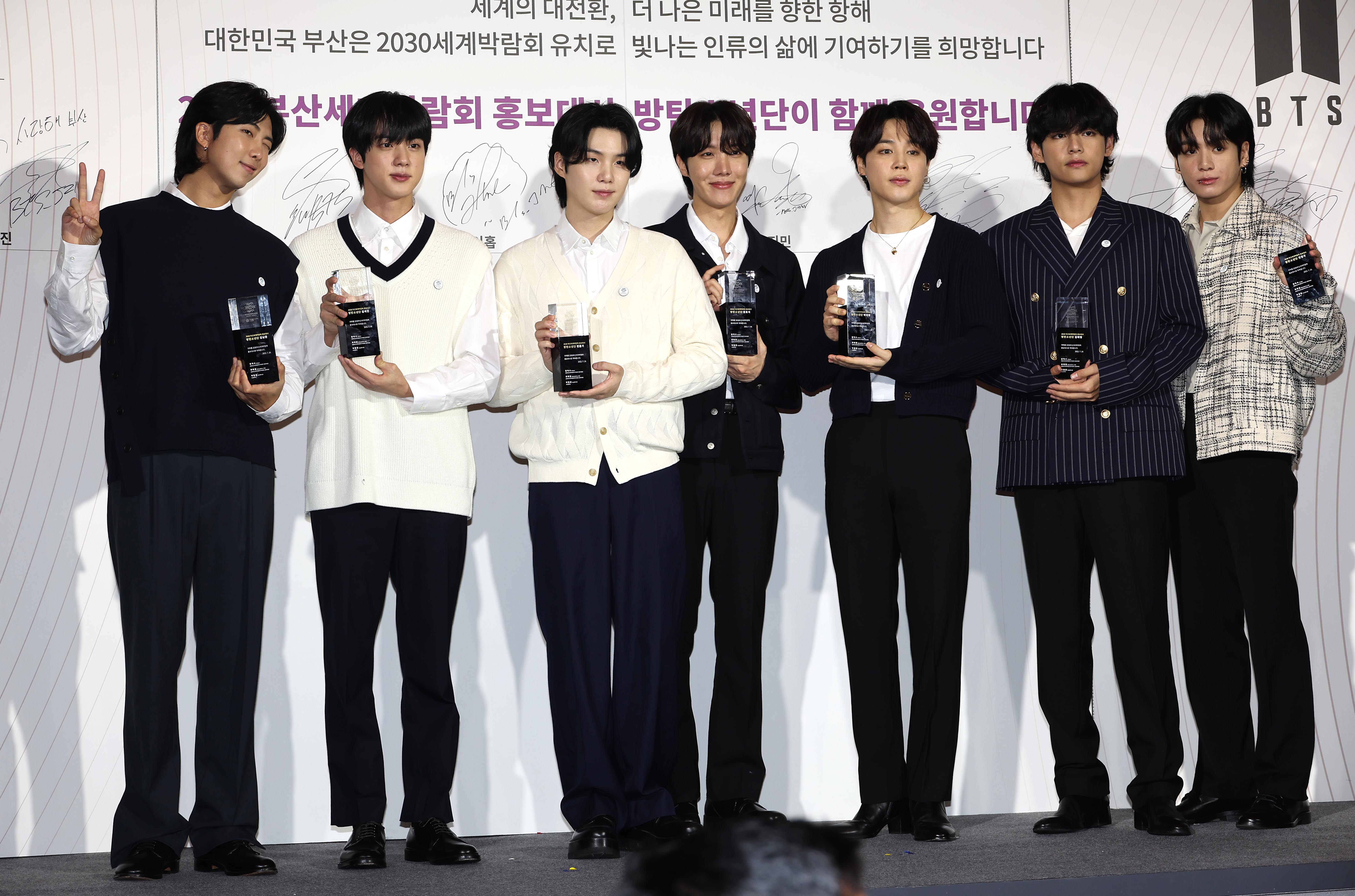 BTS pose pour une photo lors de la cérémonie de nomination des ambassadeurs de bonne volonté pour la candidature de Busan à l'Exposition universelle de 2030, au siège de Hybe, dans le district de Yongsan, à Séoul, le 19 juillet 2022. 