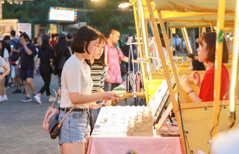 Le marché nocturne Bamdokkaebi de Séoul en 2019.