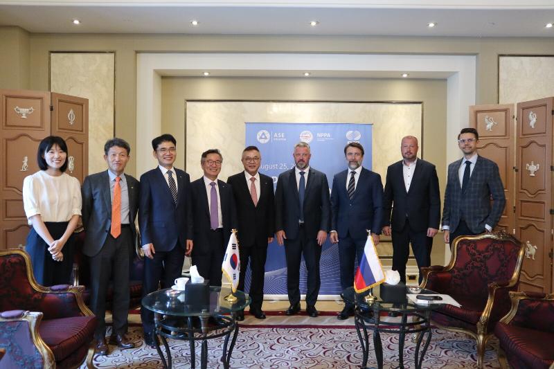 La Korea Hydro & Nuclear Power Co. (KNHP), entreprise publique, a signé un contrat pour la construction d'une centrale nucléaire et la fourniture d'équipements et de turbines connexes avec Atomstroyexport (ASE), filiale de l'entreprise publique russe Rosatom, à El Dabaa, en Égypte. Photo commémorative du personnel de la KNHP et d'ASE le 25 août au Caire, en Égypte, lors de la cérémonie de signature du contrat, avec le président-directeur général de la KNHP, Whang Joo-ho (cinquième à gauche) et le premier vice-président de l’ASE, Alexander Korchagin (sixième à gauche). ⓒ KHNP