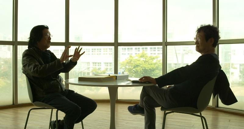 Une scène de « Lee Chang-dong: the art of irony ». Le réalisateur Lee discute avec Moon Sung-keun, qui a joué dans le film « Green Fish ». 