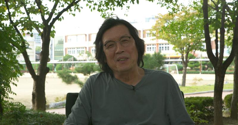 Une scène de « Lee Chang-dong: the art of irony ». Le réalisateur Lee raconte son enfance dans son école primaire à Daegu. 