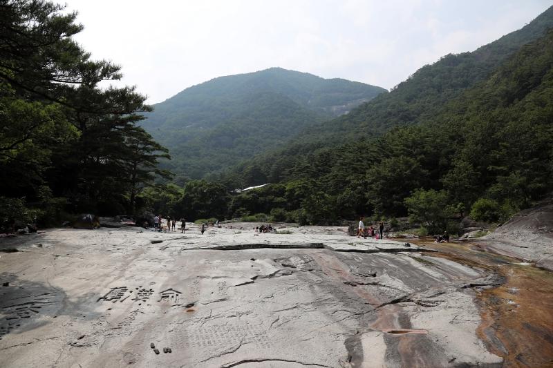 Le New York Times a publié le 25 septembre une chronique sur les zones rurales de la Corée, écrite par Adam Graham, écrivain spécialisé dans les voyages, sous le titre « Explorer le pays du calme ». La vallée Mureung à Donghae, dans la province de Gangwon, est l'un des endroits qu'il a visités. Ⓒ Ministère de la Culture, des Sports et du Tourisme