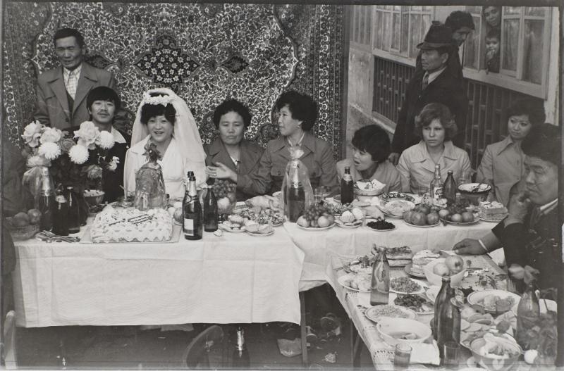 Cette photo a été prise lors du mariage de 1979 de Svetlana An et Vital An par Viktor An dans le village de Boz à Andizhan, en Ouzbékistan. Les Goryeoin organisent généralement des mariages à la russe, mais l'influence du mariage traditionnel coréen fait qu'un coq bouilli décoré d'un poivron rouge sur son bec est toujours sur la table de mariage. © Musée national folklorique de Corée 
