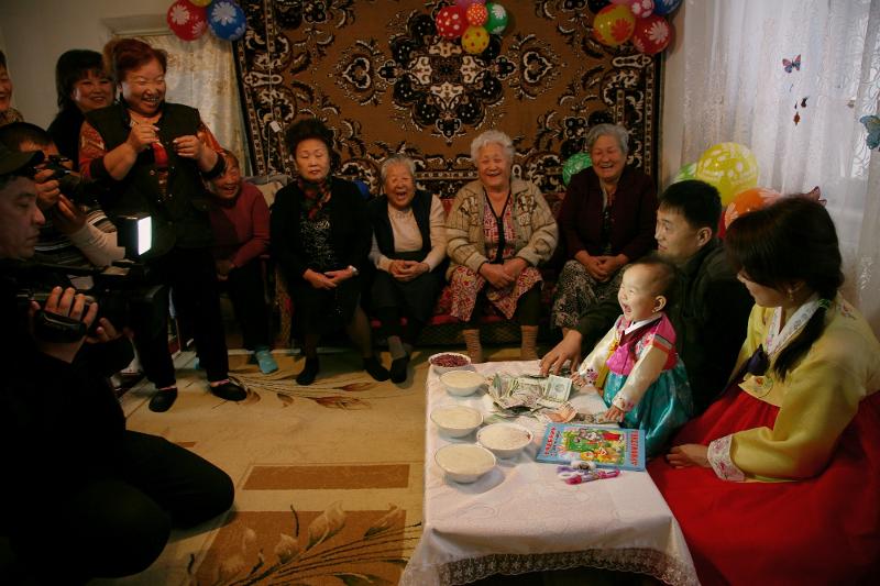 La fête du premier anniversaire d'un bébé est organisée dans le village de Soldatskoe, dans la province ouzbèke de Tachkent, sur une photo prise en 2015. Parmi les rituels goryeoines, c'est la fête la moins influencée par la Russie ou d'autres pays voisins. Avec la formation de liens diplomatiques entre la Corée et l'Ouzbékistan en 1992, des changements sont intervenus, comme le port du Hanbok (tenue traditionnelle) comme tenue de cérémonie pour la fête. © Musée national folklorique de Corée