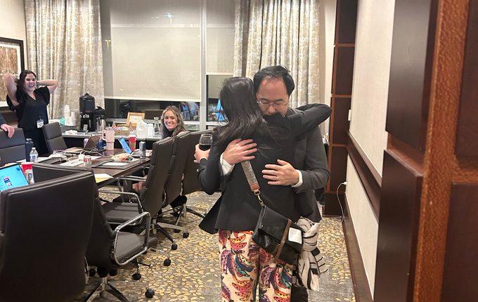 Le démocrate Andy Kim embrasse l'une de ses partisans de campagne, le 9 novembre 2022. (photo Capture d'écran du compte Twitter de Andy Kim) 