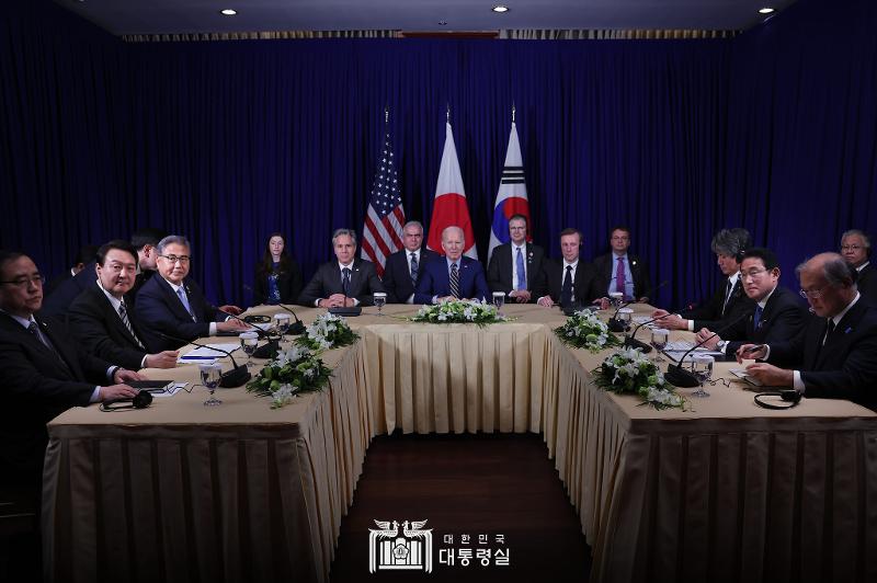 Le pr&eacute;sident Yoon Sok Yeol (deuxi&egrave;me &agrave; gauche) a particip&eacute; le 13 novembre &agrave; un sommet trilat&eacute;ral avec le pr&eacute;sident am&eacute;ricain Joe Biden (au centre de la table du milieu) et le Premier ministre japonais Fumio Kishida (deuxi&egrave;me &agrave; droite) dans un h&ocirc;tel de Phnom Penh, au Cambodge.