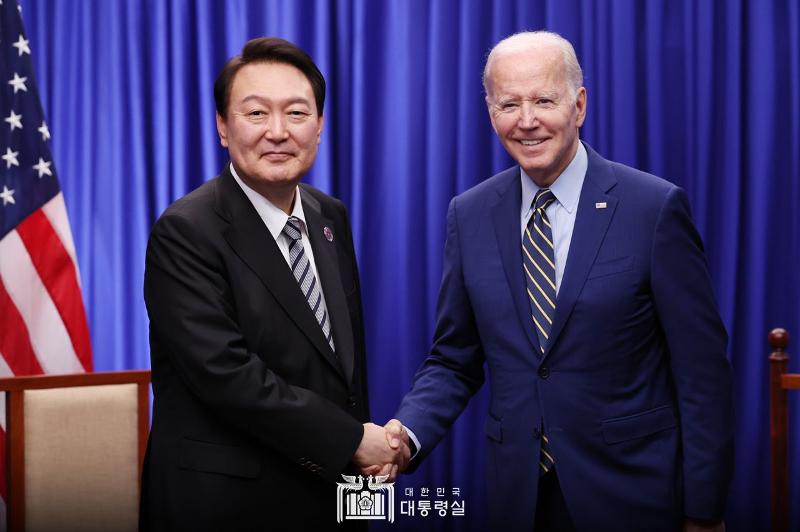 Le pr&eacute;sident Yoon Suk Yeol &eacute;change une poign&eacute;e de main avec son homologue am&eacute;ricain Joe Biden lors de leur sommet bilat&eacute;ral tenu dans un h&ocirc;tel de Phnom Penh, au Cambodge, le 13 novembre 2022.