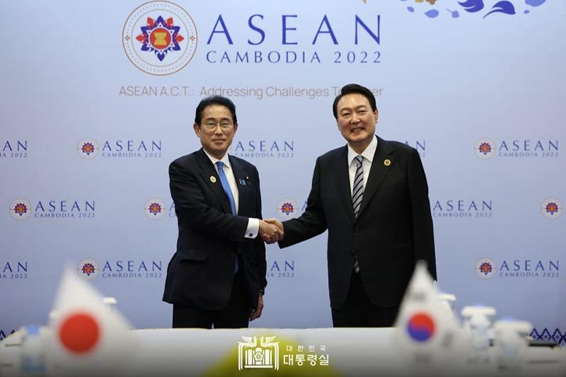 Le pr&eacute;sident Yoon Suk Yeol (&agrave; droite) pose pour une photo avec le Premier ministre japonais Fumio Kishida lors de leur sommet bilat&eacute;ral qui s'est tenu dans un h&ocirc;tel &agrave; Phnom Penh, au Cambodge.