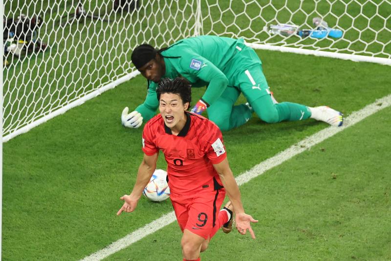 Cho Gue-sung célèbre son but contre le Ghana lors du match du groupe H de la Coupe du Monde de la FIFA au stade Education City à Al Rayyan, à l'ouest de Doha, le 28 novembre 2022. 