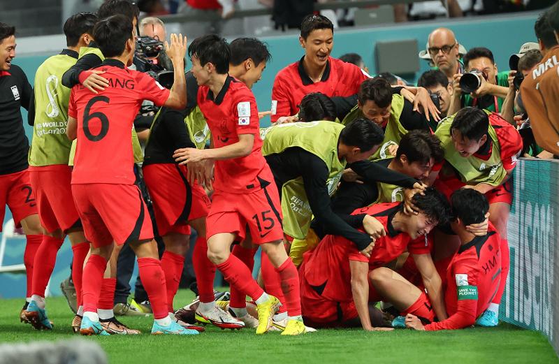 L’équipe de Corée célèbre le but de Cho contre le Ghana lors du match du groupe H de la Coupe du Monde de la FIFA au stade Education City à Al Rayyan, à l'ouest de Doha, le 28 novembre 2022.