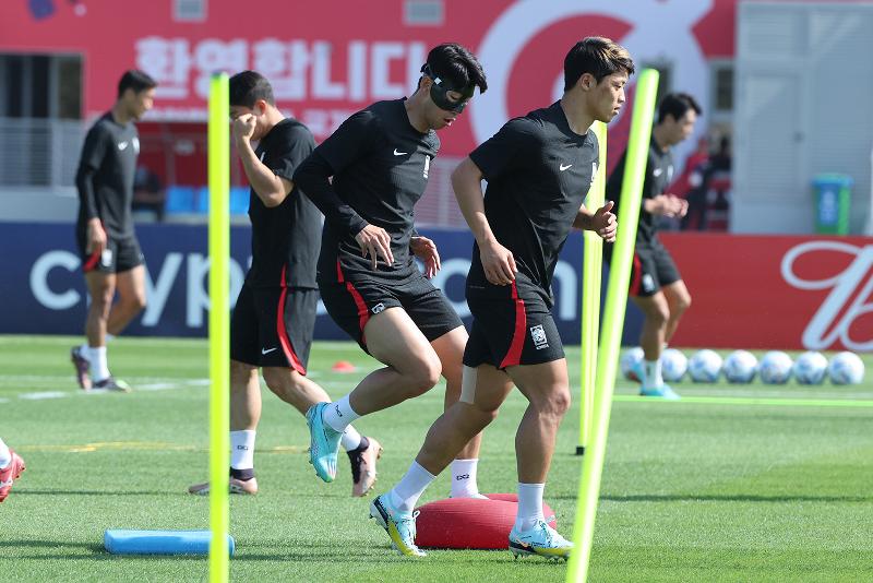Son Heung-min (à gauche) et Hwang Hee-chan (à droite) s'entraînent le 4 octobre 2022 (heure locale) au centre d'entraînment d'Al Egla à Doha, au Qatar, deux jours avant leur rencontre contre le Brésil en huitièmes de finale de la Coupe du monde de football. ⓒ Yonhap News