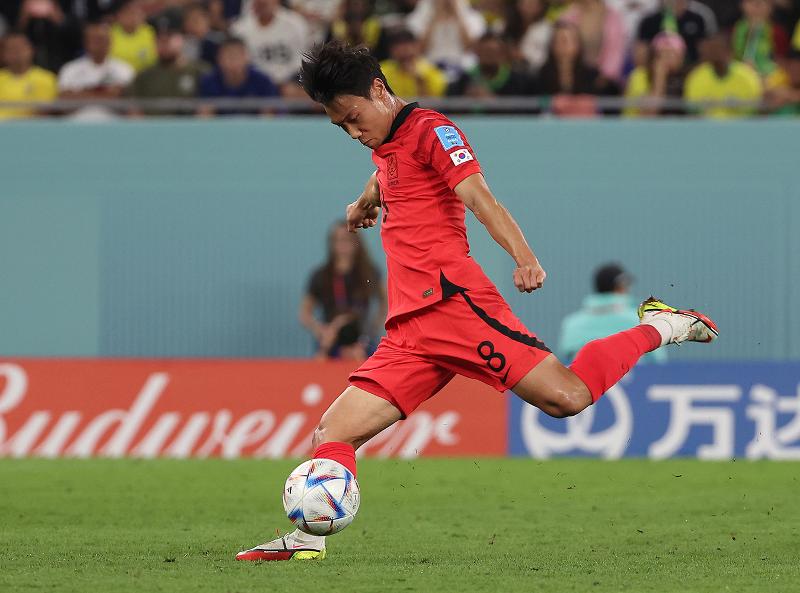Le milieu de terrain Paik Seung-ho de l'équipe nationale sud-coréenne de la Coupe du monde 2022 au Qatar arme un tir du pied gauche pour marquer le premier but de son équipe contre le Brésil en 8e de finale au stade 974 à Doha, le 5 décembre 2022. ⓒ Yonhap News