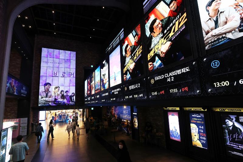Un cinéma de Séoul fait la promotion de « The Roundup » (deuxième et troisième affiches en partant du haut à droite), le premier film coréen à vendre 10 millions de billets en trois ans depuis « Parasite » en 2019. ⓒ Yonhap News