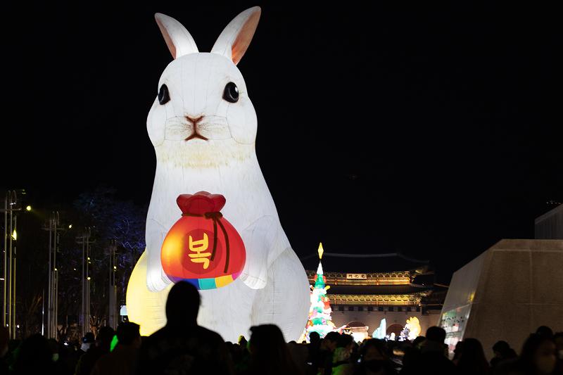 Pour marquer l'Année du lapin en 2023, une grande installation lumineuse en forme de lapin se trouve sur la place Gwanghwamun, dans le district de Jongno à Séoul. ⓒ Kim Sunjoo / Korea.net 