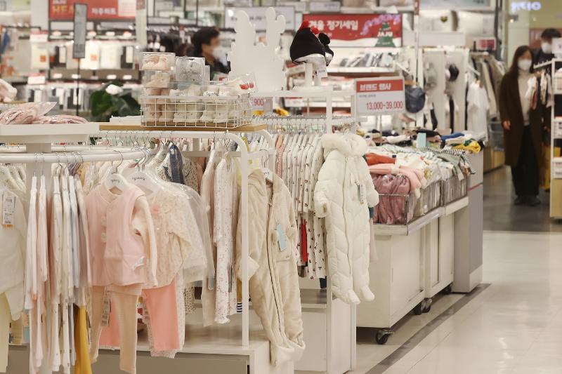 Une section pour les nourrissons et les jeunes enfants dans un hypermarché de Séoul en décembre 2022. Ⓒ Yonhap News 
