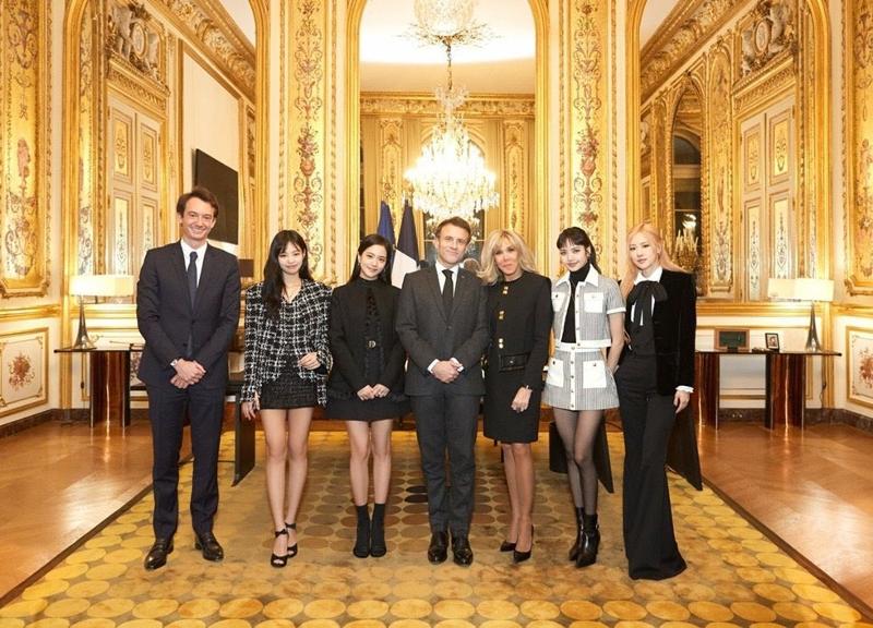 Blackpink pose pour une photo avec le président français Emmanuel Macron (au centre) et la Première dame Brigitte Macron (troisième à droite). ⓒ YG Entertainment 