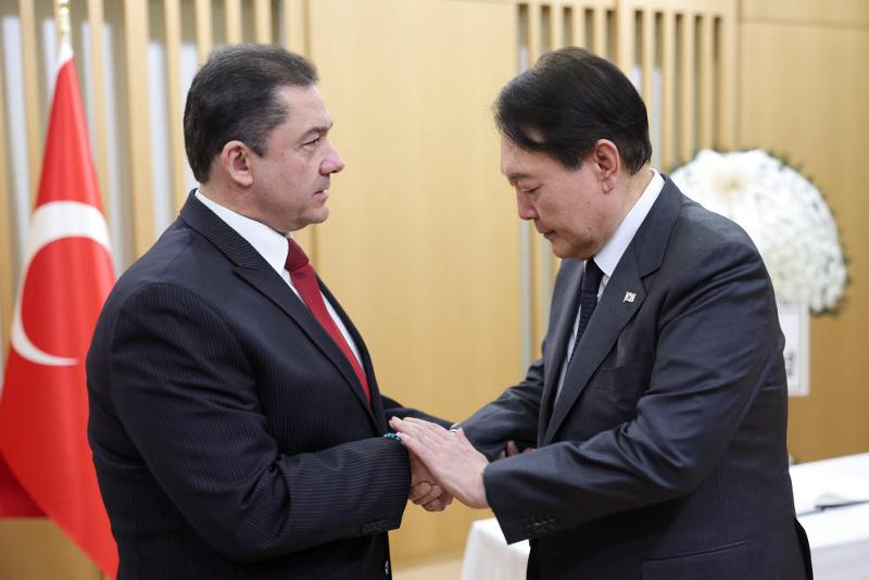 Le président Yoon Suk Yeol réconforte l’ambassadeur de Turquie en Corée du Sud, Salih Murat Tamer, lors de sa visite à l'ambassade turque à Séoul, le 9 février 2023. ⓒ Bureau du Président 