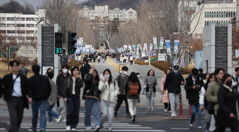 Une foule d’étudiants traverse la rue devant la porte principale de l’université Yonsei, dans l’arrondissement de Seodaemun, à Séoul. Plus de 200 000 étudiants étrangers sont présents en Corée du Sud. ⓒ Yonhap News