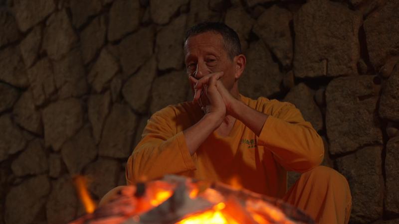Richard Quest tente la relaxion à la coréenne dans un four à pierres chaudes, à Séoul.