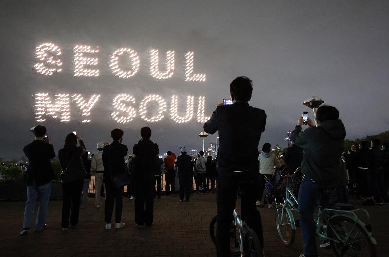 Le 29 avril, des drones affichent le nouveau slogan du gouvernement métropolitain de Séoul pour la capitale, « Seoul, My Soul », au-dessus de la rivière Hangang, lors du spectacle annuel de lumières des drones Hangang, qui se tient au parc Ttukseom Hangang, dans le district de Gwangjin-gu de la ville. © Yonhap News 