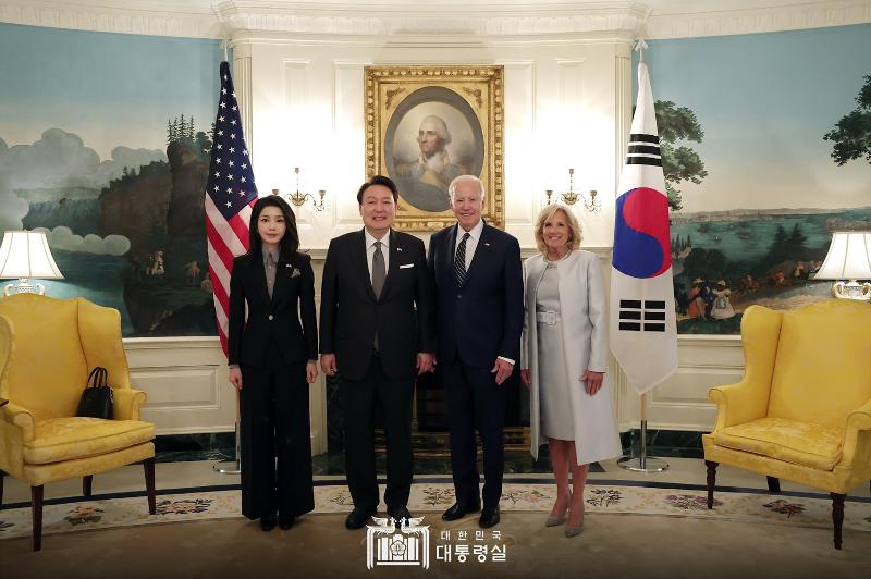 Le 25 avril, le président Yoon Suk Yeol et la Première dame Kim Keo Hee prennent une photo commémorative avec le président américain Joe Biden et sa première dame Jill Biden à la Maison-Blanche. Le couple présidentiel américain ont offert une petite table, un gant de base-ball et une balle de base-ball au président Yoon et à la Première dame Kim, tandis que cette dernière a offert en retour au président Biden et Jill un pot de lune, une bouilloire en argent et un jokduri (une coiffe de mariée). 