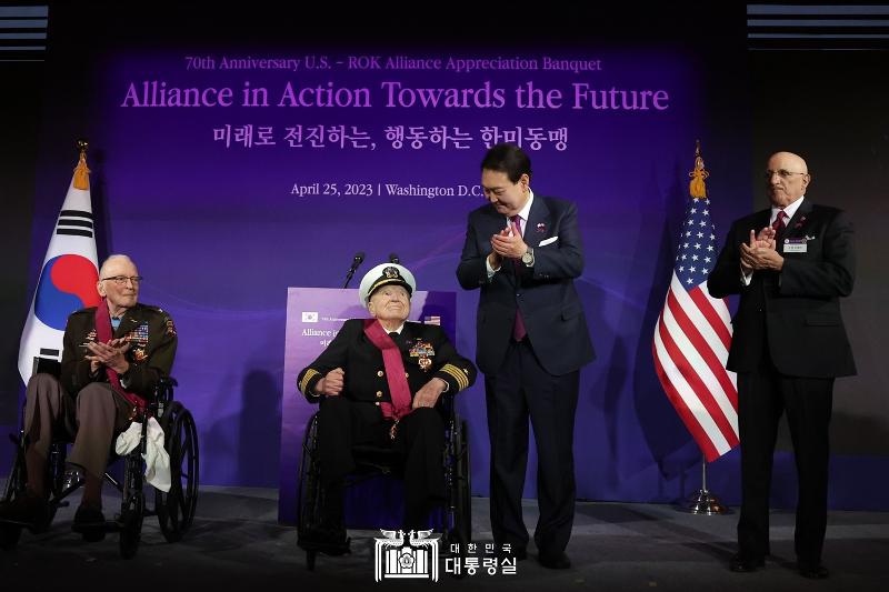 Le 25 avril, le président Yoon Suk Yeol remet des médailles de l'ordre du mérite militaire Taegeuk (le plus haut ordre militaire) et des vœux au colonel Ralph Puckett (à gauche), au capitaine Elmer Royce Williams (deuxième à gauche) et au neveu de Baldomero Lopez (à droite), un premier lieutenant qui a servi dans le corps des Marines, lors du déjeuner organisé en l'honneur des vétérans de la guerre de Corée (1950-1953) dans un hôtel de Washington. Le président Yoon a exprimé sa gratitude aux vétérans de la guerre de Corée pour les nobles sacrifices afin de « défendre un pays qu'ils ne connaissaient pas et un peuple qu'ils n'avaient jamais rencontré ». 