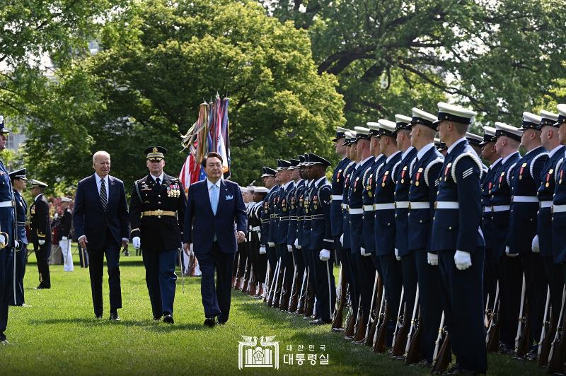 Le 26 avril, le président Yoon Suk Yeol et le président américain Joe Biden inspectent les gardes d'honneur sur la pelouse sud de la Maison-Blanche. Le président Yoon a déclaré lors de la cérémonie d'accueil : « L'alliance entre la Corée et les États-Unis n'est pas une relation transactionnelle qui se forme et se défait en fonction des avantages, mais une alliance de valeurs et de justice visant à protéger les valeurs universelles de la liberté ». 