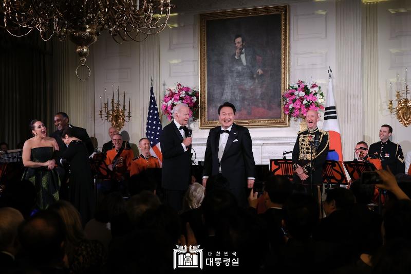 Le président Yoon Suk Yeol et le président américain Joe Biden sourient lors du dîner d'État spécial organisé à la Maison-Blanche à Washington, le 26 avril. Le président Yoon et la Première dame Kim, le président Biden et la Première dame Jill ont organisé ce jour-là un dîner d'État auquel ont participé des représentants du gouvernement, du Congrès et des milieux d'affaires américains. Yoon a spontanément chanté sa chanson préférée, « American Pie » de Don McLean. Le président américain Joe Biden a offert au président Yoon une guitare acoustique signée par McLean.