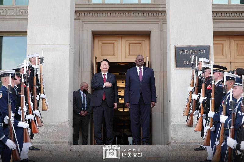 Le 27 avril, le président Yoon Suk Yeol (à gauche) et le secrétaire américain à la défense (à droite) Lloyd Austin saluent les drapeaux nationaux au ministère de la défense à Washington, tandis que les gardes d'honneur interprètent les hymnes nationaux des deux pays. Le président Yoon est devenu le premier président coréen à visiter le National Military Command Center, le principal centre de commandement et de contrôle du ministère de la défense. « La Corée du Nord développe ses capacités nucléaires et de missiles et cherche à ébranler l'alliance entre la Corée et les États-Unis par divers types de provocations. Notre gouvernement répondra fermement par une préparation défensive combinée Corée-États-Unis », a déclaré Yoon.