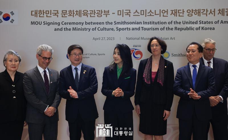 La Première dame Kim Keon Hee (au centre) applaudit lors de la cérémonie de signature du protocole d'accord