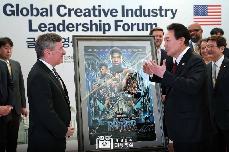 Le président Yoon Suk Yeol (à droite) s'entretient avec le président-directeur général de la Motion Picture Association (MPA), Charles Rivkin, lors du Global Creative Industry Leadership Forum qui s'est tenu le 27 avril dans les bureaux de la MPA à Washington. Le président Yoon a reçu du président Rivkin une affiche du film « Black Panther » signée par le réalisateur. « Tout comme les scènes principales de Black Panther ont été filmées à Busan, je fournirai un soutien actif pour que les deux pays puissent créer des contenus conjointement », a déclaré Yoon.