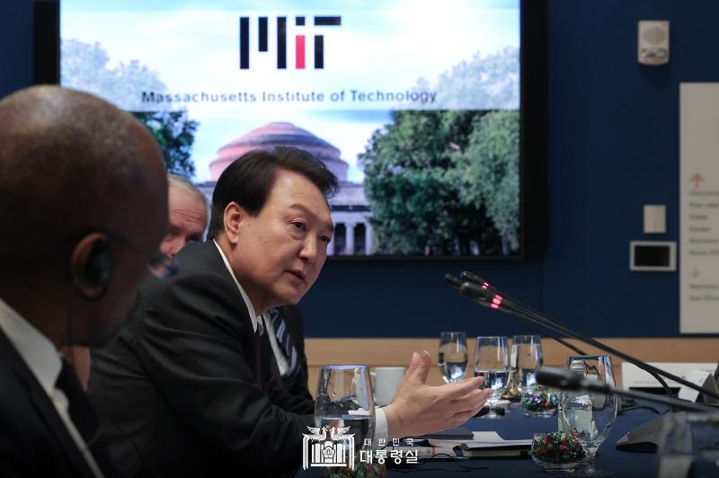 Le président Yoon Suk Yeol s'exprime le 28 avril lors d'une réunion avec des étudiants en master et en doctorat de biologie numérique au Massachusetts Institute of Technology (MIT), près de Boston. Premier président coréen à visiter l'école, le président Yoon a déclaré que la coopération dans le domaine des technologies scientifiques créatives et innovantes était un nouveau secteur d'avenir pour l'alliance entre la Corée et les États-Unis, plutôt que la défense et la sécurité nationales. 