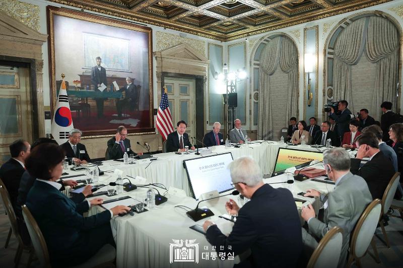 Le président Yoon Suk Yeol discute des méthodes d'innovation bilatérale dans les grappes d'entreprises de pointe lors de la table ronde Corée-États-Unis sur les grappes d'entreprises qui s'est tenue le 28 avril dans un hôtel de Boston. Le président Yoon a déclaré : « Il y aura une grande synergie dans les économies des deux pays si les grappes d'entreprises de haute technologie de Corée et de Boston coopèrent étroitement ». 