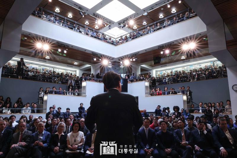 Le 28 avril, le président Yoon Suk Yeol a prononcé un discours lors de sa visite à la Harvard Kennedy School, dernière étape de son itinéraire aux États-Unis. Sous le thème « Pioneering a New Freedom Trail », le président Yoon a souligné la nécessité de répondre par une forte solidarité aux dictatures et au totalitarisme, qui menacent la liberté, et de créer de nouvelles normes et de nouveaux ordres en accord avec l'approfondissement de la numérisation.