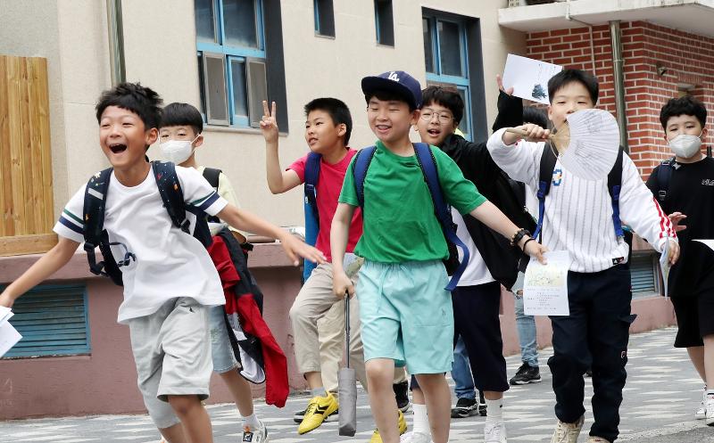 Le 1er juin, les élèves de l'école élémentaire Jipyeong, dans le district Seo-gu de Gwangju, partent en excursion. © Yonhap News 