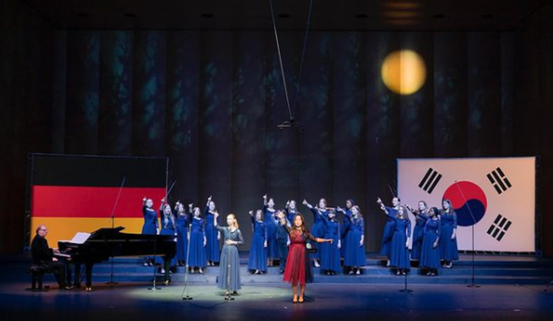 Le chœur des jeunes de la Chorakademie de la Konzerthaus de Dortmund se produit au Yongin Poeun Art Hall à Yongin, dans la province du Gyeonggi, en octobre dernier. © Compte Instagram de Joung Narae