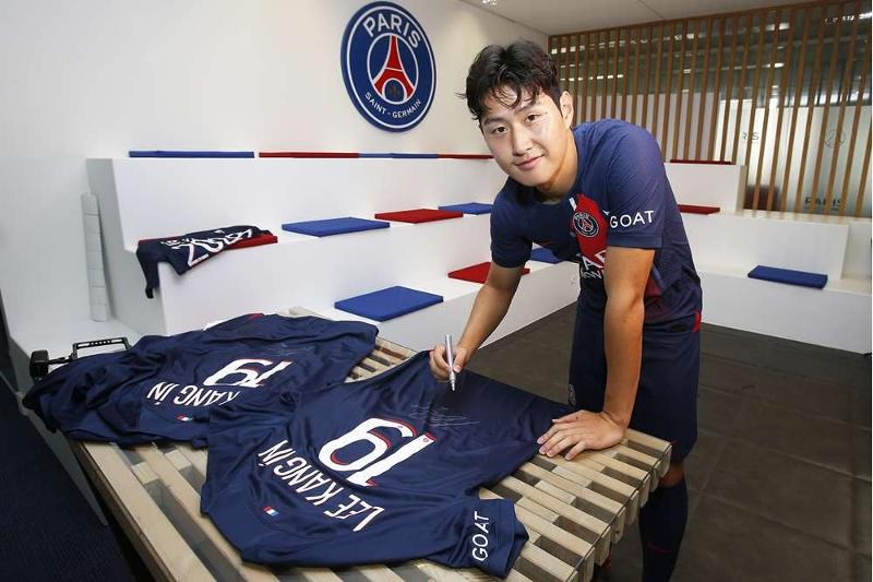 Lee Kang-in signe son nouveau maillot. © Page officielle du PSG