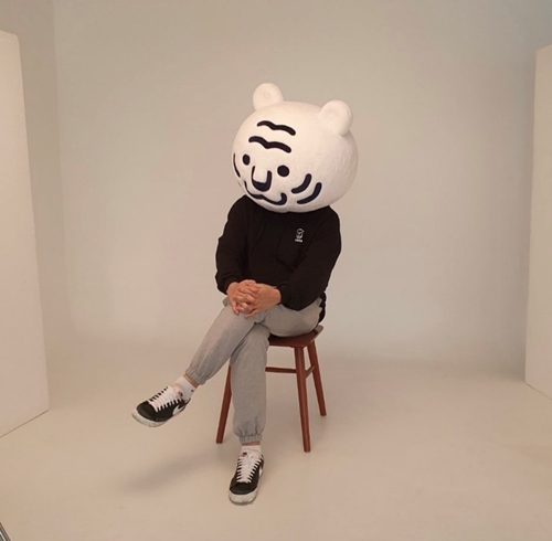 Le dessinateur de webtoon Kim Bo-tong pose pour une photo dans un costume de tigre blanc qui symbolise sa société de production de contenu Studio Tiger. © Compte Instagram officiel de Kim