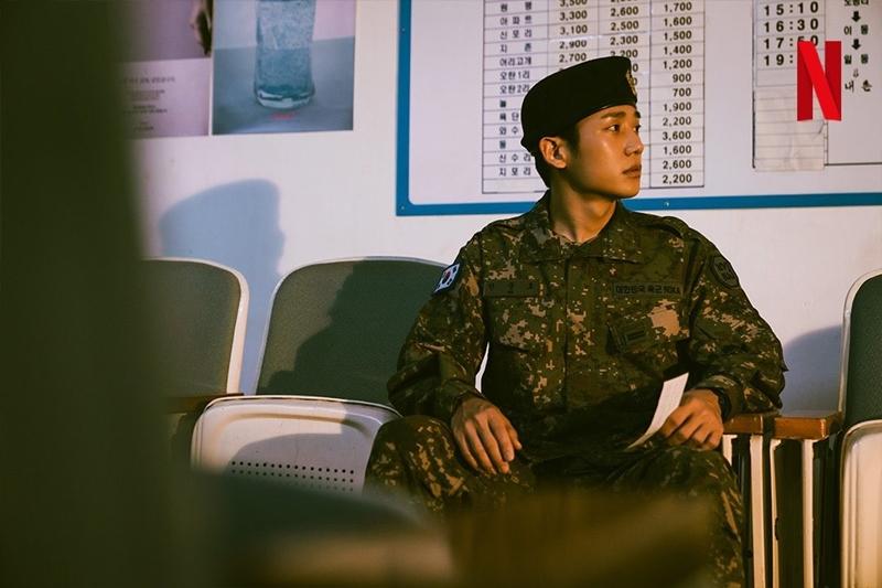 Voici une scène de la saison 2 de « D.P. », la série en prise de vue réelle du webtoon de Kim Bo-tong, qui a été diffusée le 28 juillet sur le service de streaming mondial Netflix. Trois jours après sa sortie, elle s'est classée au cinquième rang du classement mondial des émissions non anglophones. © Compte Facebook officielle de Netflix 