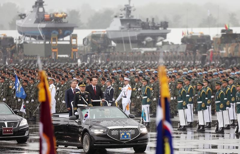 Le président Yoon Suk Yeol passe en revue la garde d'honneur le 26 septembre 2023 lors d'une cérémonie marquant le 75e anniversaire de la fondation des forces armées sud-coréennes à la base aérienne de Séoul à Seongnam, au sud de Séoul. 