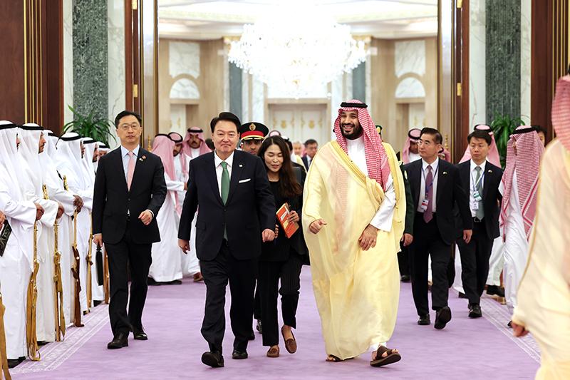 Le président Yoon Suk Yeol (à gauche) et le prince héritier Mohammed ben Salman après leur sommet bilatéral, le 22 octobre 2023. © Bureau présidentiel / Kim Yongwii