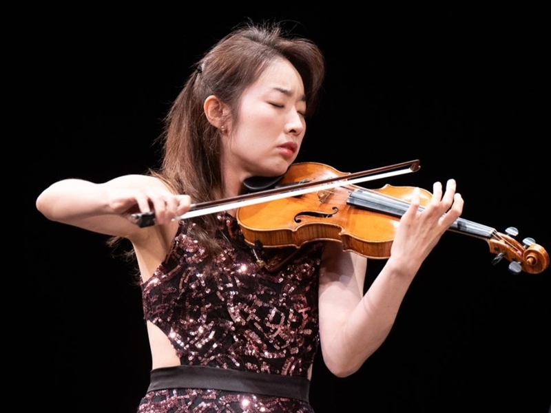 La violoniste Kim Yoon Hee se produit le 3 août au Benaroya Hall de Seattle pour commémorer le 70e anniversaire de l'alliance bilatérale entre la Corée et les États-Unis. 