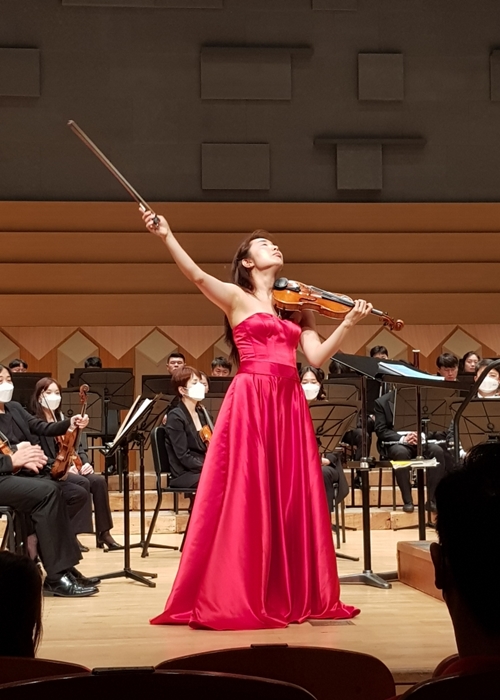 Le 17 juin, Kim Yoon Hee joue le Concerto pour violon n° 3 de Mozart lors de son concert en collaboration avec l'Orchestre philharmonique de Chungbuk au Cheongju Art Hall à Cheongju, dans la province de Chungcheongbuk-do. 
