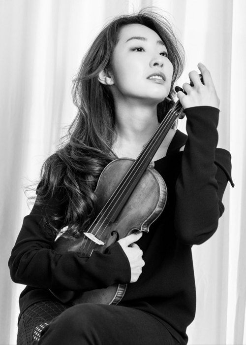 La violoniste Kim Yoon Hee a été la plus jeune à entrer à l'école préparatoire de l'Université de musique et des arts du spectacle de Vienne (Autriche) à l'âge de 4 ans. Elle a donné de nombreux concerts à l'étranger et en Corée. 