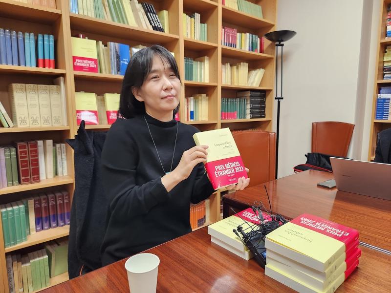 L’écrivaine Han Kang rencontre des envoyés spéciaux coréens en France à la maison d’édition Grasset, le 9 novembre 2023. © Agence de presse Yonhap 