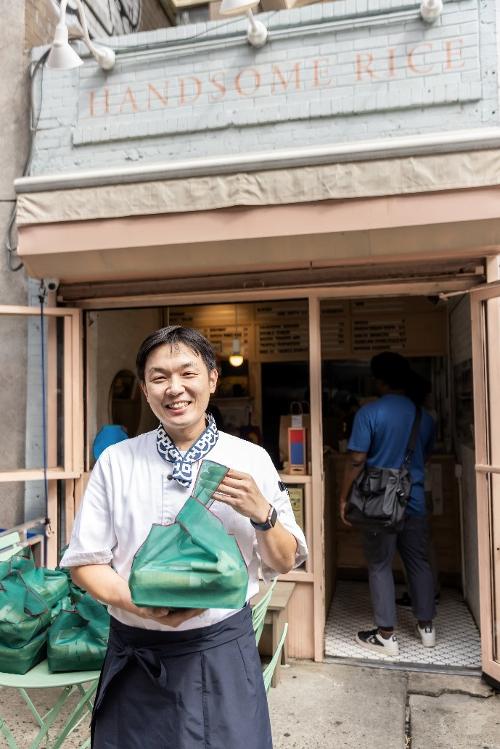Le chef Hansong Kim devant son restaurant Hansome Rice, à New York.