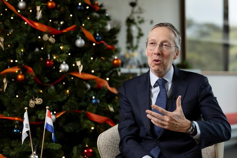 L'ambassadeur des Pays-Bas en Corée du Sud, Peter van der Vliet, lors d'une interview accordée à Korea.net à Séoul le jeudi 7 décembre 2023. 