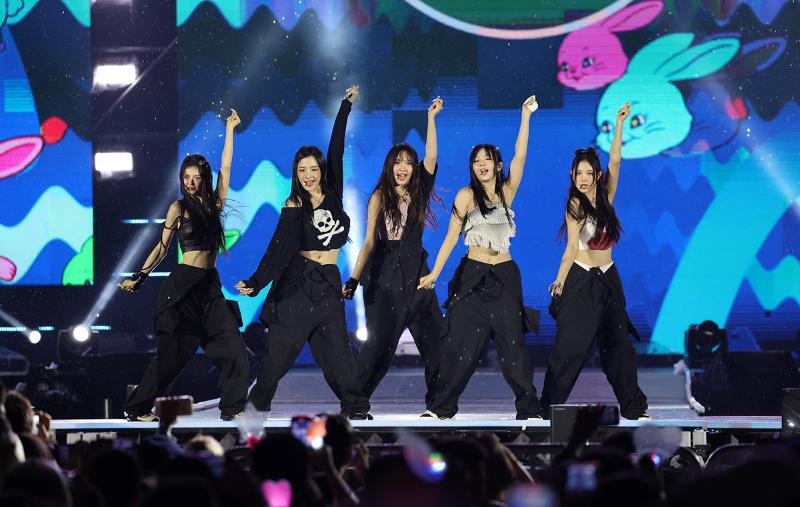 NewJeans lors de concert de clotûre de Jamboree mondial de 2023, au stade de la coupe du monde de Séoul, le 11 août 2023. © Jeon Han / Korea.net .
