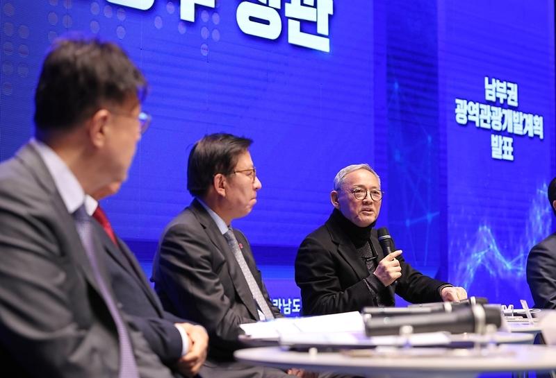 Le ministre de la Culture Yu In Chon lors de l’annonce du plan de développement touristique pour le sud de la Corée du Sud, à Tongyeong, dans le Gyeongsang du Sud, le 22 décembre 2023.